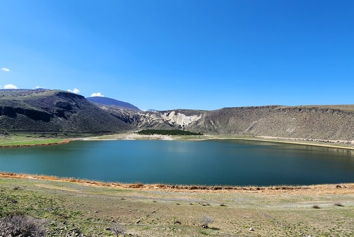Kapadokya Narlıgöl Krater Gölü’nün merkezden görünümü ve dairesel jeolojik yapısı